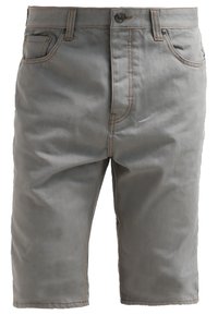 Shorts en denim gris à coupe droite, dotés d'une fermeture frontale à boutons, de cinq poches et de détails de couture contrastants.
