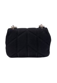 Borsa nera in pelle trapuntata con forma strutturata, hardware in tonalità argento e finitura testurizzata. Accentata da motivi di cucitura geometrica.