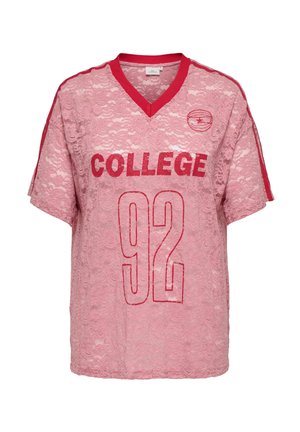 Rosa Spitzent-Shirt mit kurzen Ärmeln, V-Ausschnitt, rotem Besatz, Text "COLLEGE 92" auf der Vorderseite und roten Streifen entlang der Ärmel.