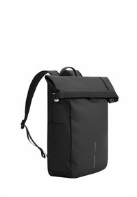 Sac à dos noir à rouleau avec bretelles réglables, fabriqué en tissu résistant, équipés d'une poche devant et de détails de design minimalistes.