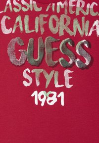 Guess JUNIOR BOY - Triko s potiskem - splatter red