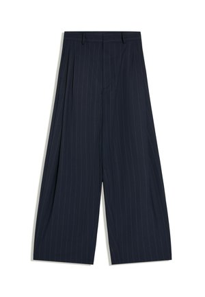 Wijde marineblauwe broek met dunne witte krijtstrepen en een hoge taille, plat gelegd op een witte achtergrond.