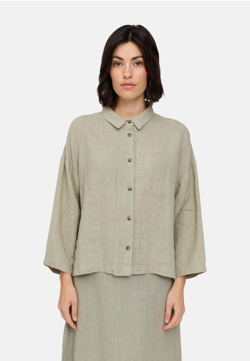 Linen shirt in soft green, featuring a collar, button front, and wide 3/4 sleeves. Smooth texture with a relaxed fit.