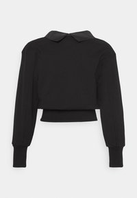 Černý zkrácený svetr s dlouhými rukávy, s límcem podobným kůži a žebrovanými manžetami. Hladká textura a minimalistický design.