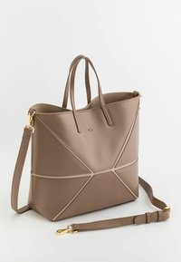 Taupe Leder Tote Bag mit geometrischer Stickerei und doppelten oberen Griffen, akzentuiert durch einen abnehmbaren Riemen und goldene Hardware-Details.
