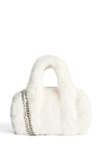 Bijela torba od umjetnog krzna sa zaobljenim oblikom, koja ima dva kratka ručka i srebrni lanac kao naglasak sa strane. Mekana tekstura kroz cijelu torbu.