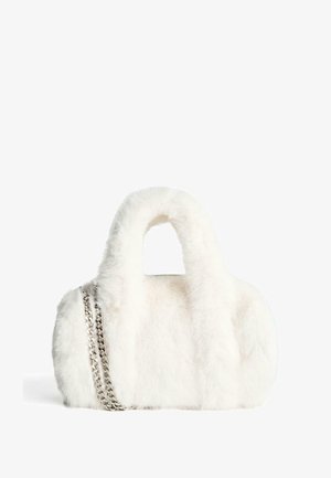 Bela lažna krznena torba s zaobljenim oblikom, koja ima dvije kratke ručke i srebrni lanac kao dekoraciju s jedne strane. Mekana tekstura kroz cijelu torbu.
