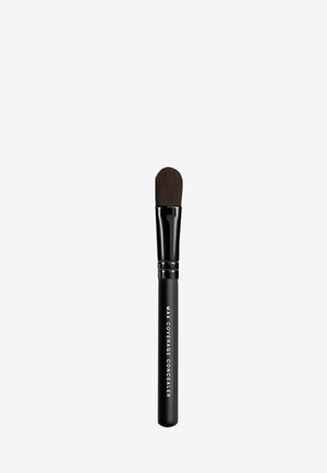Schwarzer Concealer-Pinsel mit flachem, abgerundetem Borstenkopf und schlankem Griff, versehen mit dem Text "MAX COVERAGE CONCEALER" in Weiß.