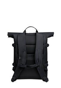 Zaino nero a roll top con schiena in mesh imbottita, spallacci regolabili e multiple fibbie. Presenta un tessuto liscio e resistente e un design minimalista.