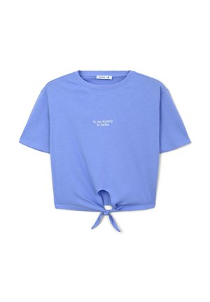 T-shirt cropped azzurro chiaro in cotone morbido con maniche corte, caratterizzata da un dettaglio nodo nella parte inferiore e testo bianco: “Sì, ma niente di serio.”