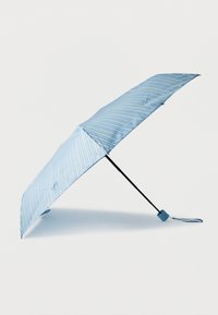 Parasol rayé bleu et blanc avec une armature en métal noir, équipé d'une sangle assortie et d'une poignée courbée pour une bonne prise en main. Design compact.