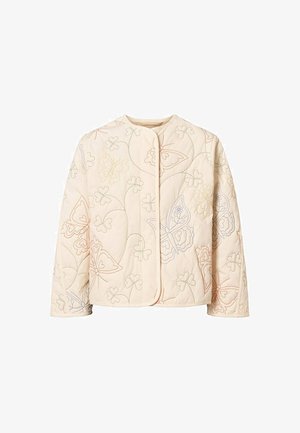Giacca trapuntata color crema con ricamo colorato di farfalle e fiori, maniche lunghe e collo rotondo, chiusura frontale nascosta.