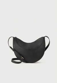 Sort skinnveske med skulderstropp og buet silhuett, utstyrt med glidelåslukking og avtakbar stropp for allsidige bæringsmuligheter.