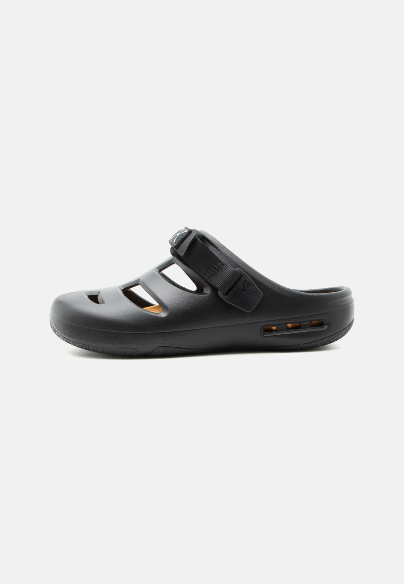 Μαύρο σανδάλι τύπου slip-on με ρυθμιζόμενο λουράκι, ανοιχτά πλαϊνά ανοίγματα και κλειστή μύτη, σχεδιασμένο για καθημερινή και υπαίθρια χρήση.