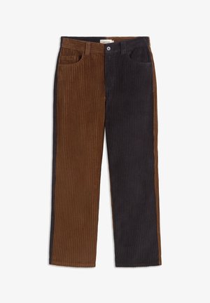 Pantalon en velours côtelé avec un design bicolore : marron sur la jambe gauche et gris foncé sur la jambe droite, avec des poches avant et une fermeture à bouton.