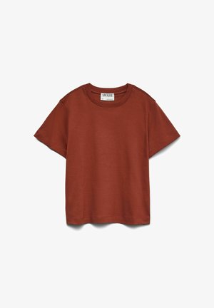 Koszulka z krótkim rękawem w kolorze rdzy, wykonana z miękkiego materiału, z okrągłym dekoltem i luźnym krojem, bez wzorów czy akcentów.