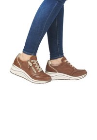 Remonte Baskets basses - karamellbraun