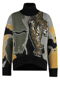 Gestrickter Pullover mit hohem Rollkragen und Tigermotiv. Farben: Grau, Grün, Schwarz und Senfgelb. Weiche Textur, lockere Passform.