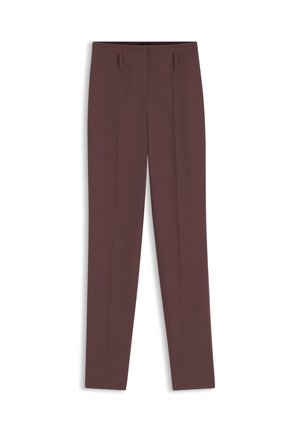 Pantalon droit marron sur mesure avec passants pour ceinture et plis marqués à l'avant, présenté à plat sur un fond blanc.