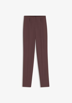 Pantalon droit marron sur mesure avec passants pour ceinture et plis marqués à l'avant, présenté à plat sur un fond blanc.