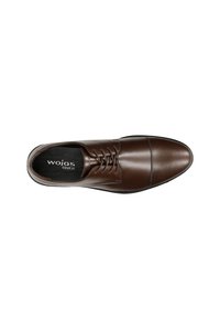 Chaussure habillée en cuir marron avec un orteil arrondi, texture lisse, détails de couture subtils et laçage à cinq œillets. Semelle intérieure noire visible.