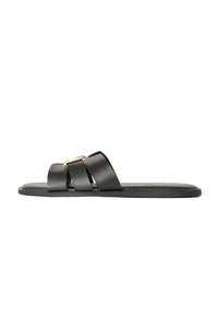 Chanclas negras con dos correas anchas, textura de cuero suave, suela plana y detalles en dorado en la correa superior.
