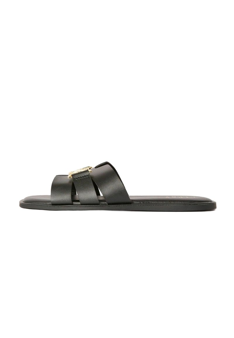 Chanclas negras con dos correas anchas, textura de cuero suave, suela plana y detalles en dorado en la correa superior.