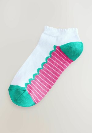 Biała skarpetka z turkusowym piętką i falistym różowym wzorem, z poziomymi różowymi paskami na korpusie. Miękki dziany materiał.