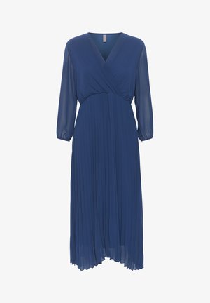 Sinine plisseeritud kleit V-kaelusega, pikkade läbipaistvate varrukatega ja liibuva bodiga. Valmistatud kergest kangast, voolava, põrandani ulatuva seeliku jaok.