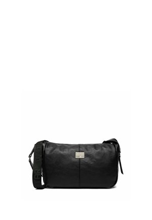Bolso negro rectangular de bandolera con correa ajustable, parche con logo en el frente y cierre de cremallera sobre fondo blanco.