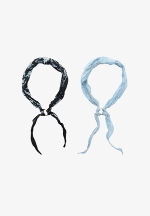 Dve lahke, vozlane lasne marame: ena črna s cvetličnim vzorcem in ena svetlo modra s subtilnimi vzorci, zvezane z majhnimi zlatimi obroči.