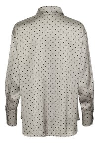 Camisa de manga larga en tejido gris claro con lunares negros, cuello con solapas y puños abotonados, con una textura suave similar a la seda.