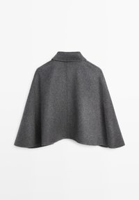 Cape en laine grise avec un col structuré et des côtés ouverts. Le tissu présente une finition légèrement texturée, créant une apparence douce et chaleureuse.