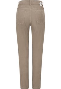 Beżowe spodnie o prostych nogawkach z dwiema tylnymi kieszeniami i okrągłą markową metką na górnej prawej części pasa.