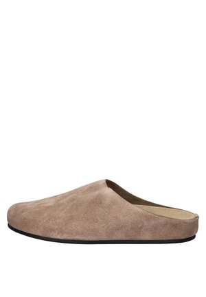 Beige suède instapper met gesloten neus en open hiel, platte zwarte zool, getoond in profiel op een witte achtergrond.