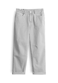 Pantaloni in denim grigio chiaro con vestibilità rilassata, passanti per cintura, tasche frontali e risvolti. Presentano dettagli di cucitura discreti.