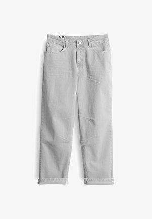 Lichtgrijze denim broeken met een relaxte pasvorm, riemlussen, steekzakken en opgerolde zoom. Voorzien van subtiele stikselaccenten.