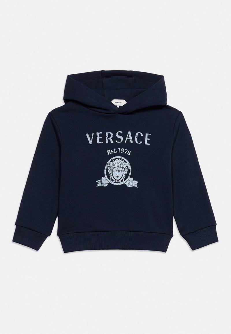 Μπλε ναυτικό hoodie της Versace με λογότυπο Medusa και το κείμενο «VERSACE Est. 1978» στο μπροστινό μέρος, με ριμπ μανσέτες και τελείωμα, μακριά μανίκια και προσαρτημένο κουκούλι.