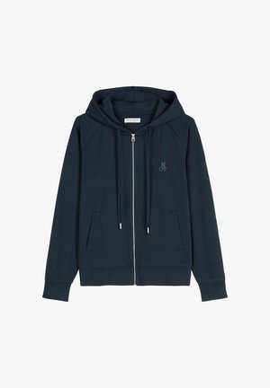 Sudadera con capucha azul marino con cremallera, hecha de tela suave, con capucha ajustable con cordón, dos bolsillos delanteros y un logo en relieve en el pecho.