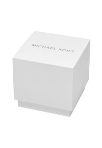 Witte textuur cube-vormige doos met "MICHAEL KORS" in zilver op de bovenkant, gezien tegen een effen achtergrond.