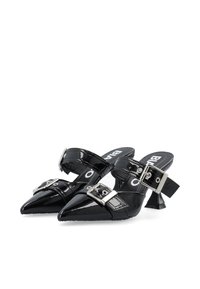 Zwarte gepatineerde leren slingback hakken met een puntige neus, voorzien van een zilveren gespaccent en een lage gestapelde hak.