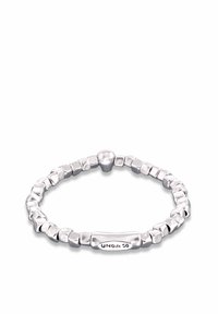 Pulsera de plata con cuentas irregulares y gruesas y una cuenta central alargada marcada con "UNO de 50." Textura lisa y pulida con un diseño contemporáneo.