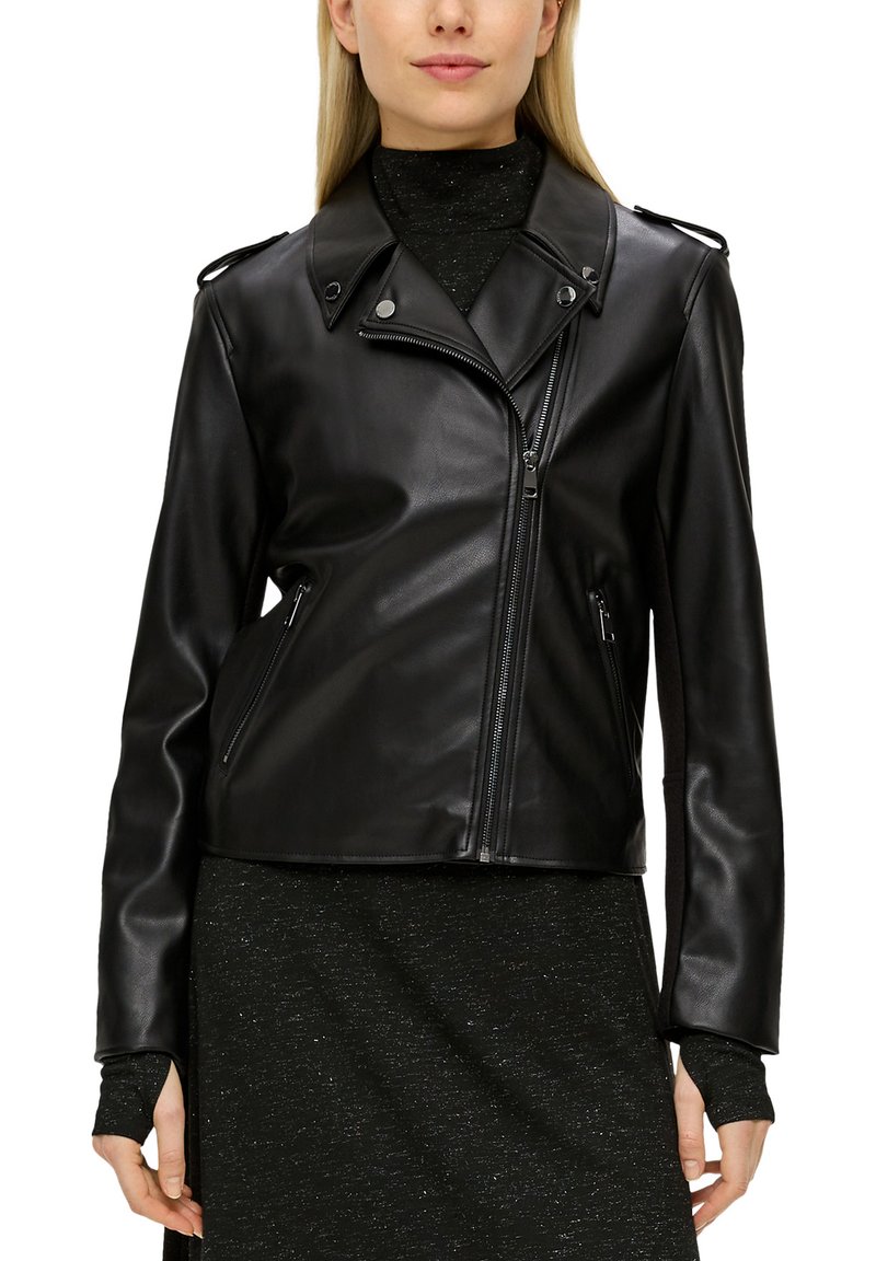 Schwarze Kunstleder-Motorradjacke mit leicht verkürztem Design, asymmetrischem Reißverschluss und metallischen Akzenten an Schultern und Taschen.