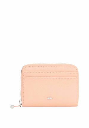 Portefeuille en cuir rose clair avec fermeture éclair, emplacements pour cartes et un petit logo crocodile argenté à l'avant.