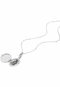 Silberne Medaillon-Halskette mit zarter Kette, ovale Form, mit einem Foto im Inneren; offenes Design mit polierter Oberfläche.