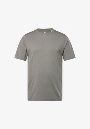 T-shirt gris à manches courtes en tissu doux et respirant. Présente un col rond et une étiquette en bas à gauche.
