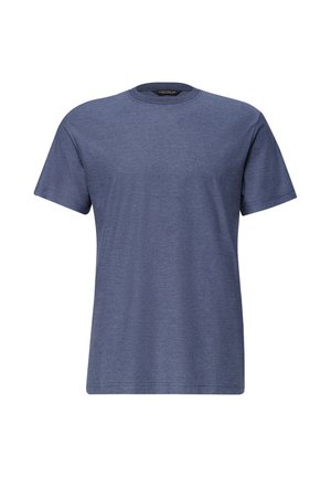 Homme portant un T-shirt rayé texturé bleu marine à manches courtes avec un col rond, montré du cou au milieu du bras.