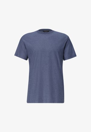 Uomo che indossa una T-shirt a manica corta blu navy a righe strutturata con scollatura rotonda, mostrato dal collo a metà braccio.