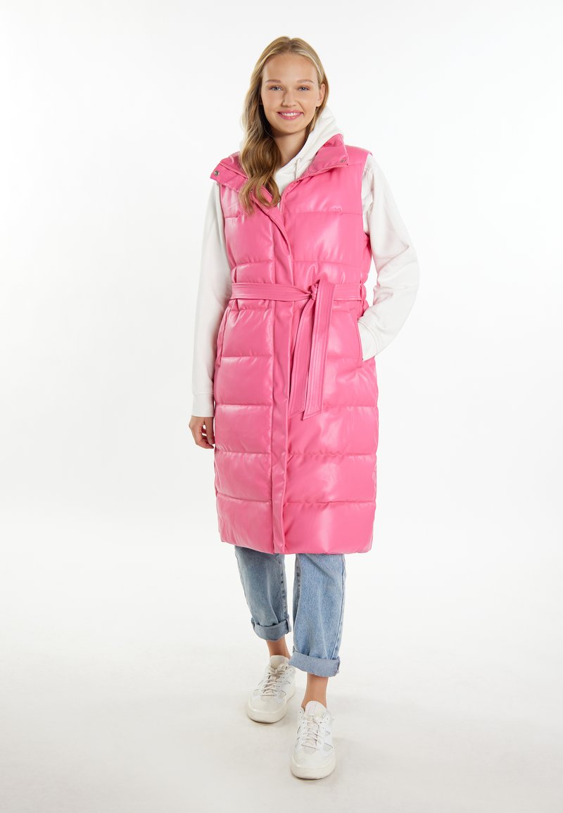 Vest roz fără mâneci, cu talie accentuată de curea, având o textură lucioasă și un design matlasat, purtat peste un hanorac alb și blugi.