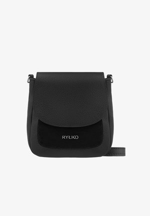 Schwarze, strukturiert Leder Umhängetasche mit Klappenverschluss und Fronttasche, mit kleinem silbernen "RYŁKO"-Logo auf der Tasche.